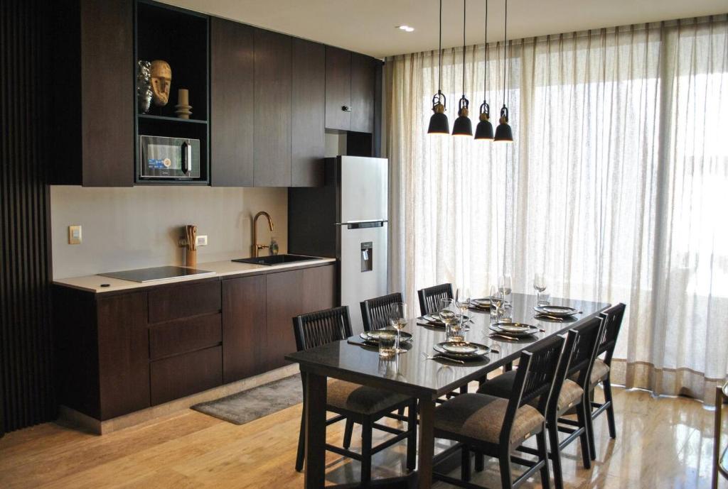 Upscale Condo Perfect Location - 3