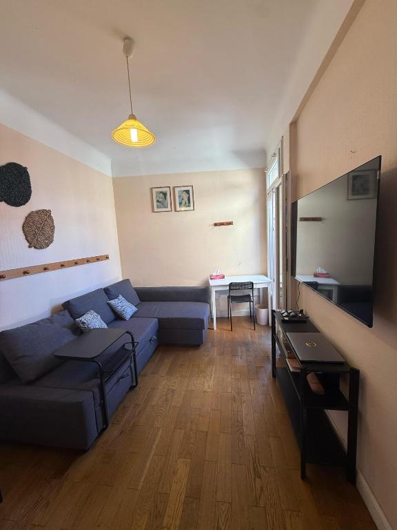 Charming Riviera Top-Floor Apartment near the Beach - 5