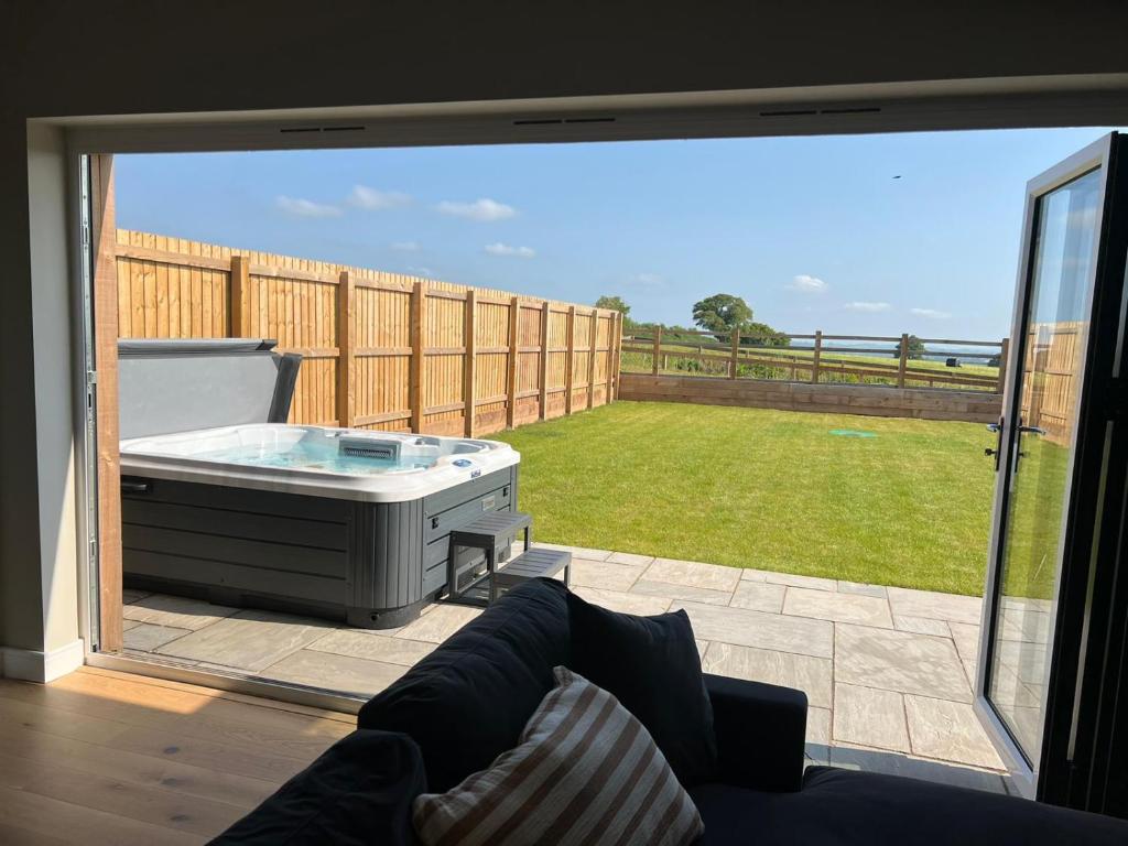 Ground Floor Barn with Hot Tub, Dog Friendly, Sleeps up to 8 close to Monmouth, Ross on Wye, Hay on Wye and Hereford!, Broad Oak