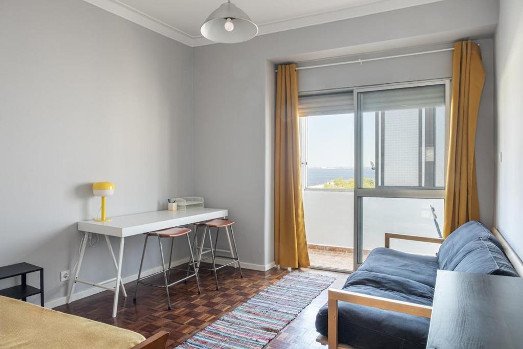 Cores do Tejo, Almada