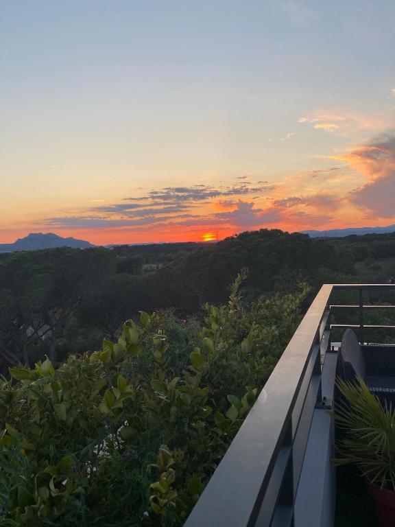 Appartement toit terrasse, piscine, plages à 10min et parking, Fréjus