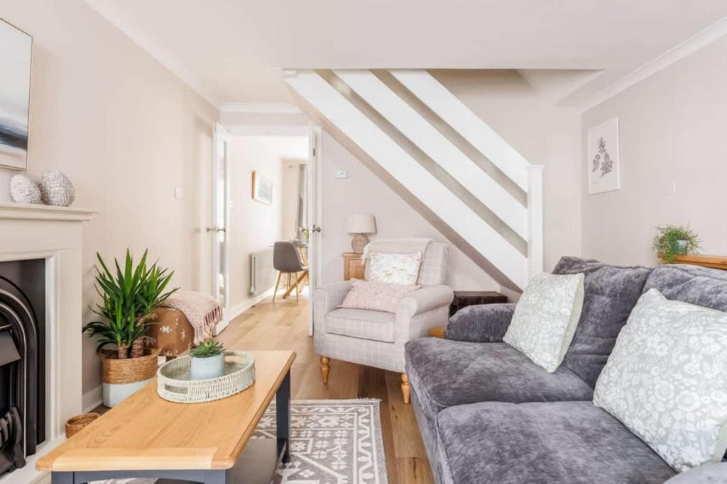 Edward Cottage - Old Town Poole Home, Moments from Poole Quay, Poole