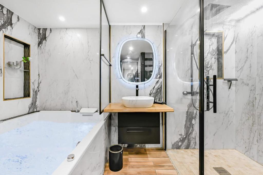 Jacuzzi & Balneotherapy for a passionate couple - 3