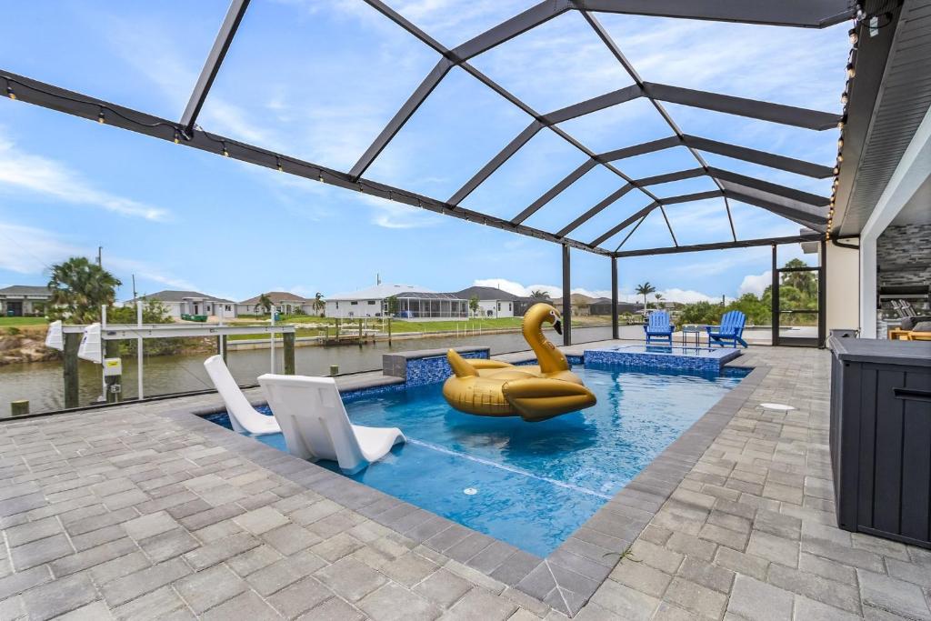 Fun And Adventurous Waterfront Retreat - Seven Island Retreat - Roelens Vacations, Cape Coral