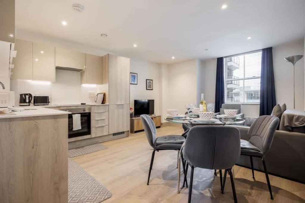 Beau Gite Poole - Moments from Waterfront Restaurants, Poole