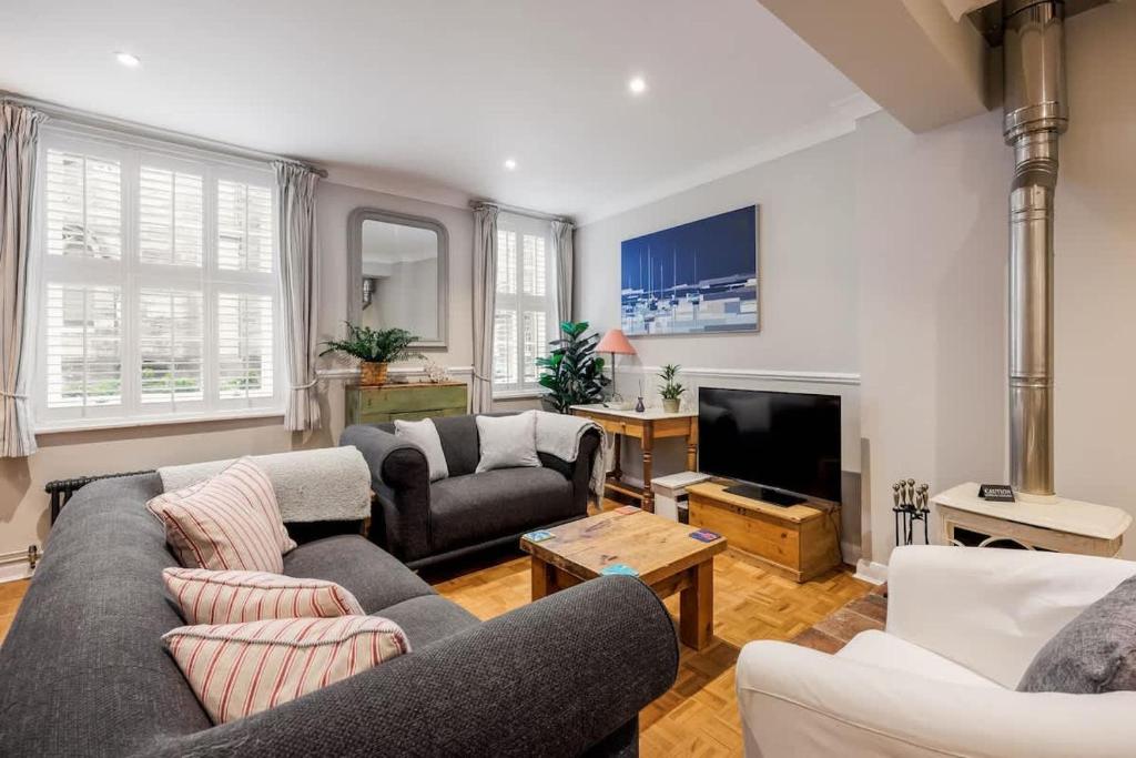 Gull House - Charming Cottage Feel with Log Burner, Poole