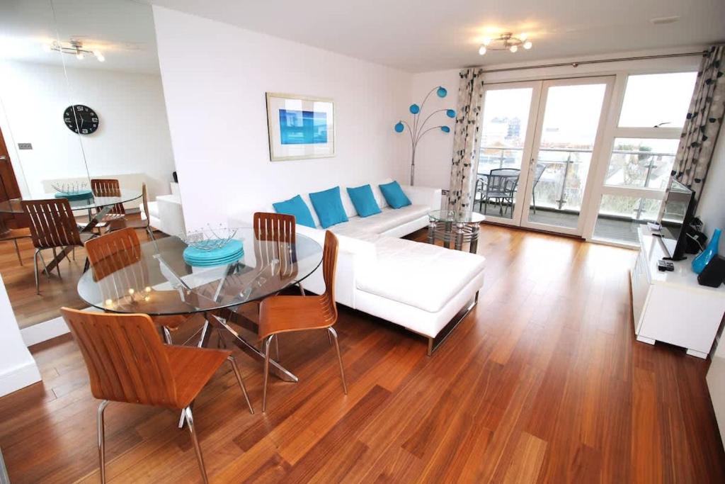 Horizon - Spacious Balcony with Poole Town Views, Poole