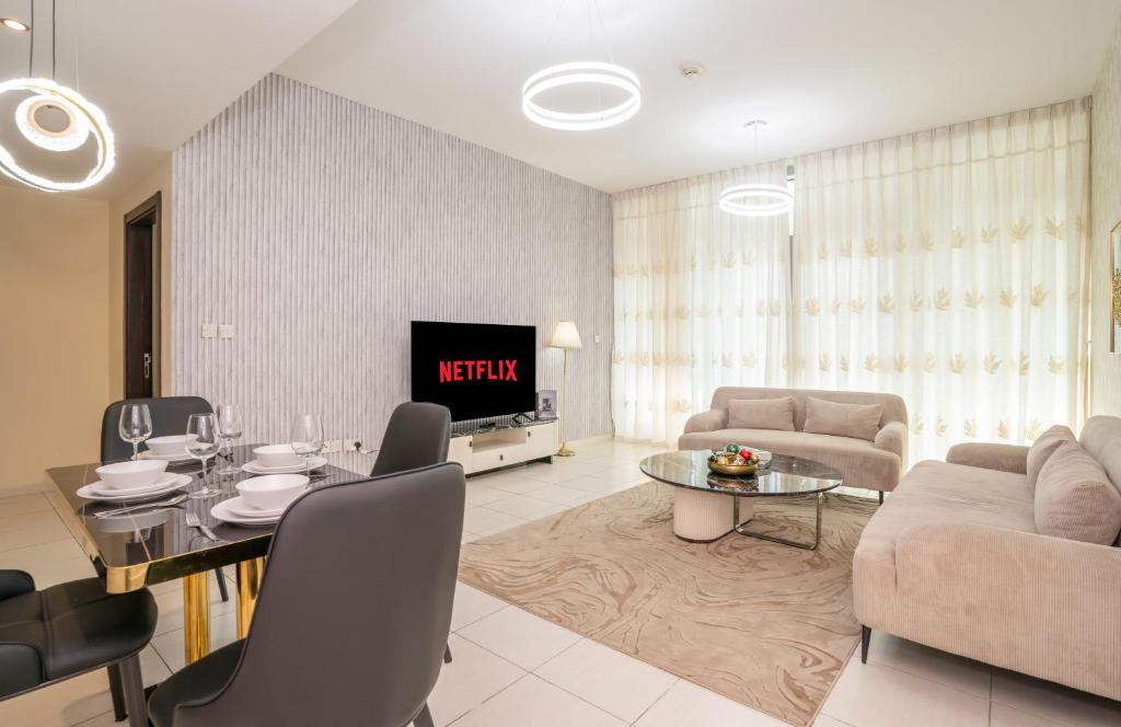 Granduer 1 BR in Windsor Manor Canal Front Living With Burj Views, Dubaï