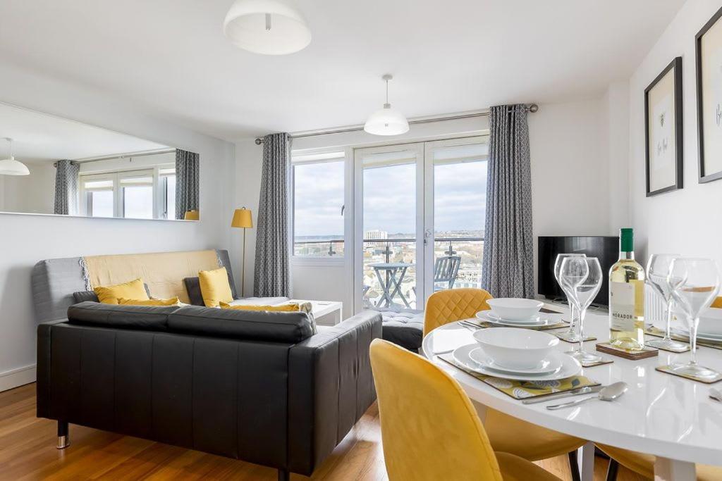 Honeybee - 9th Floor Apartment with Balcony Views, Poole