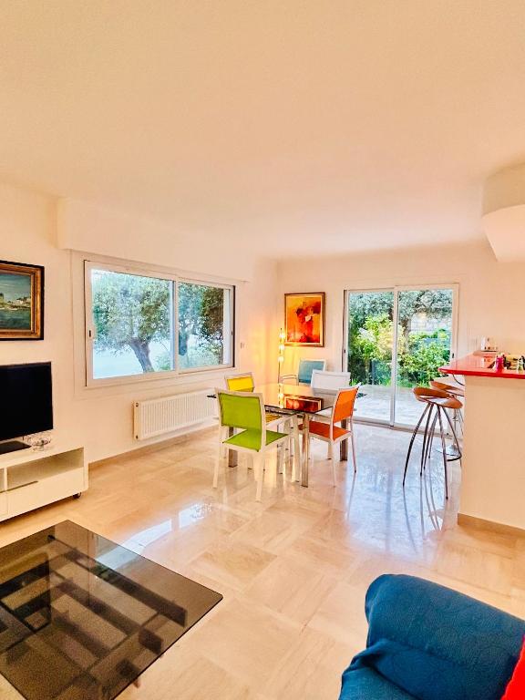 Golden Mornings, Sea, Garden, Breakfast & Free Parking - 2
