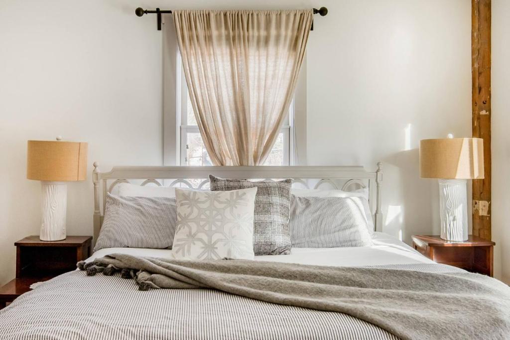 Go Skiing or Hiking from an Enchanting, Light-Filled Home, Irasville