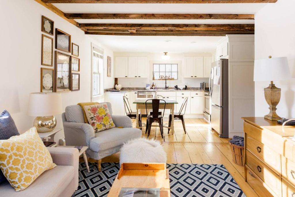 1830 Enchanting, Light-Filled Farmhouse Apartment, Irasville