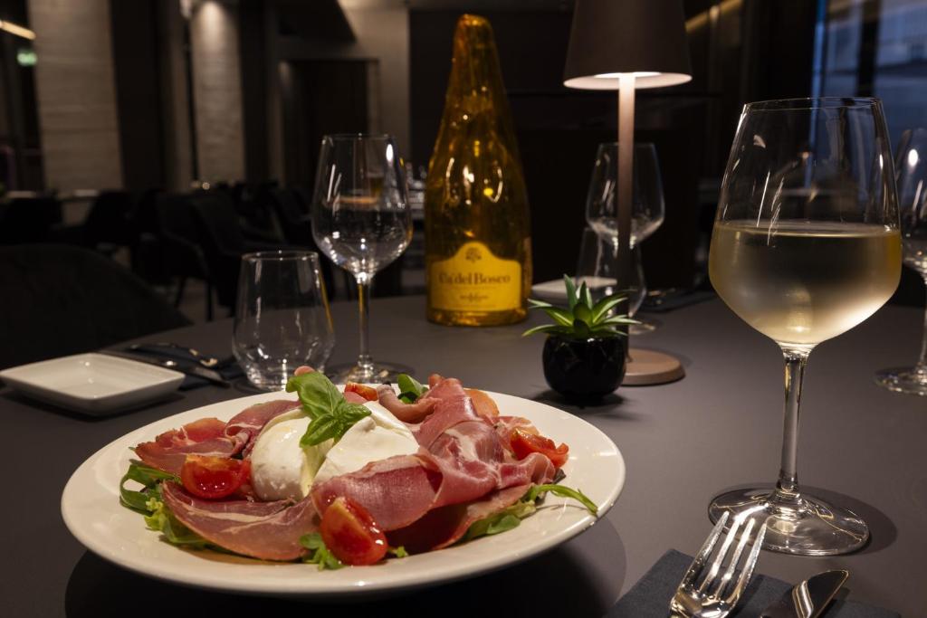 Joy 124 Hotel Milano — Restauracje i bary in Mediolan, Lombardia