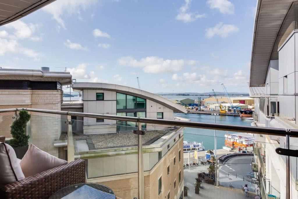 Sail Away - Luxury Apartment with Stunning Harbour Views, Poole