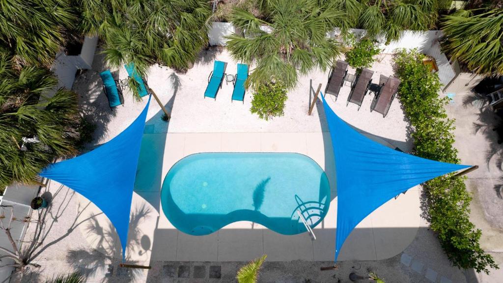 Holmes Hideaway - Pet-Friendly, Pool, Walk to The Beach on AMI, Holmes Beach