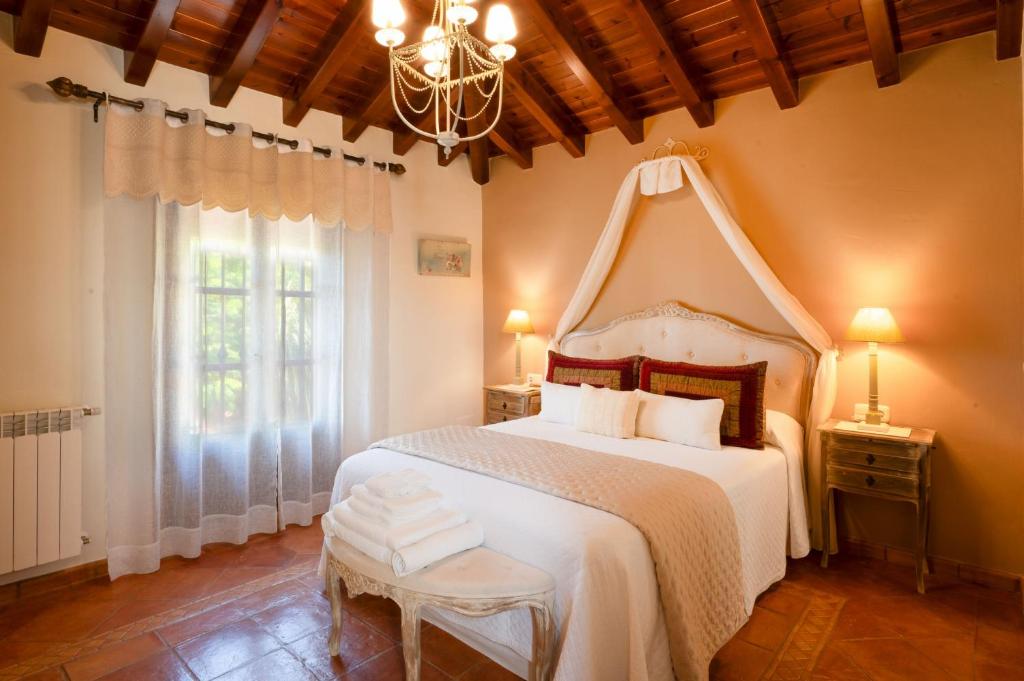 Villa Viewpoint: private pool sleeps 6 views - 5
