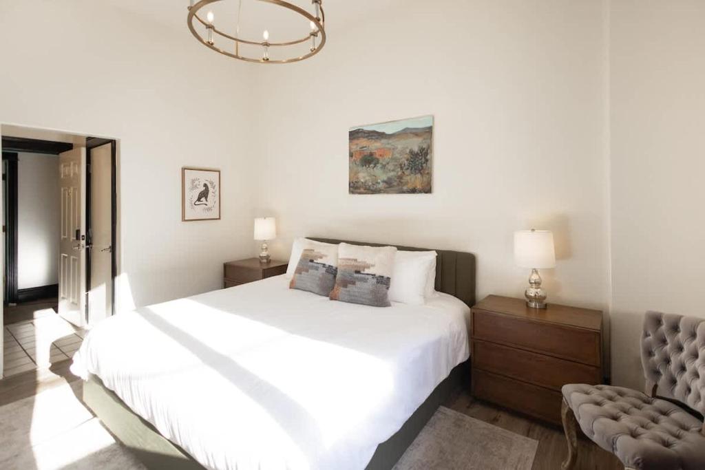 The Signature King with Mountain Views, Bisbee