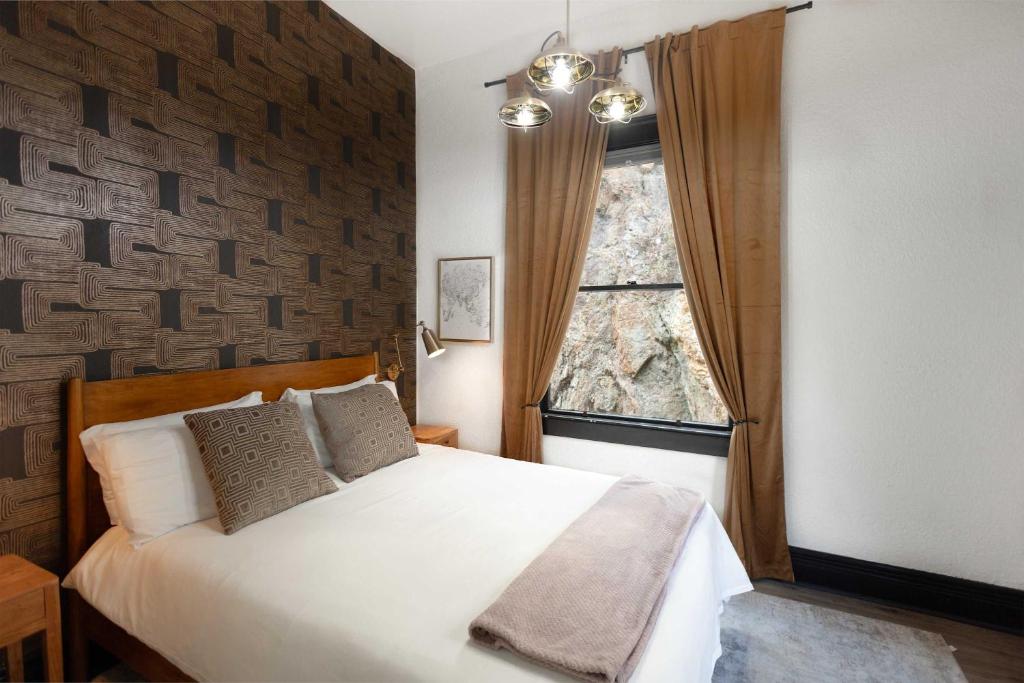 The Block Basic - Queen, Bisbee