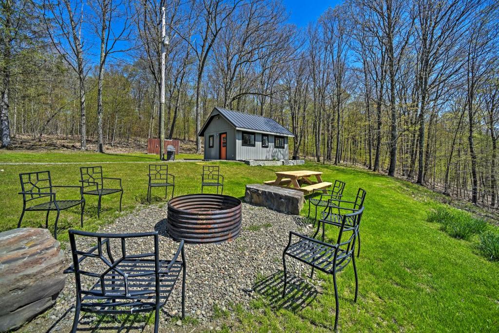 Fire Pit and Gas Grill Secluded Studio in Milford!, Milford