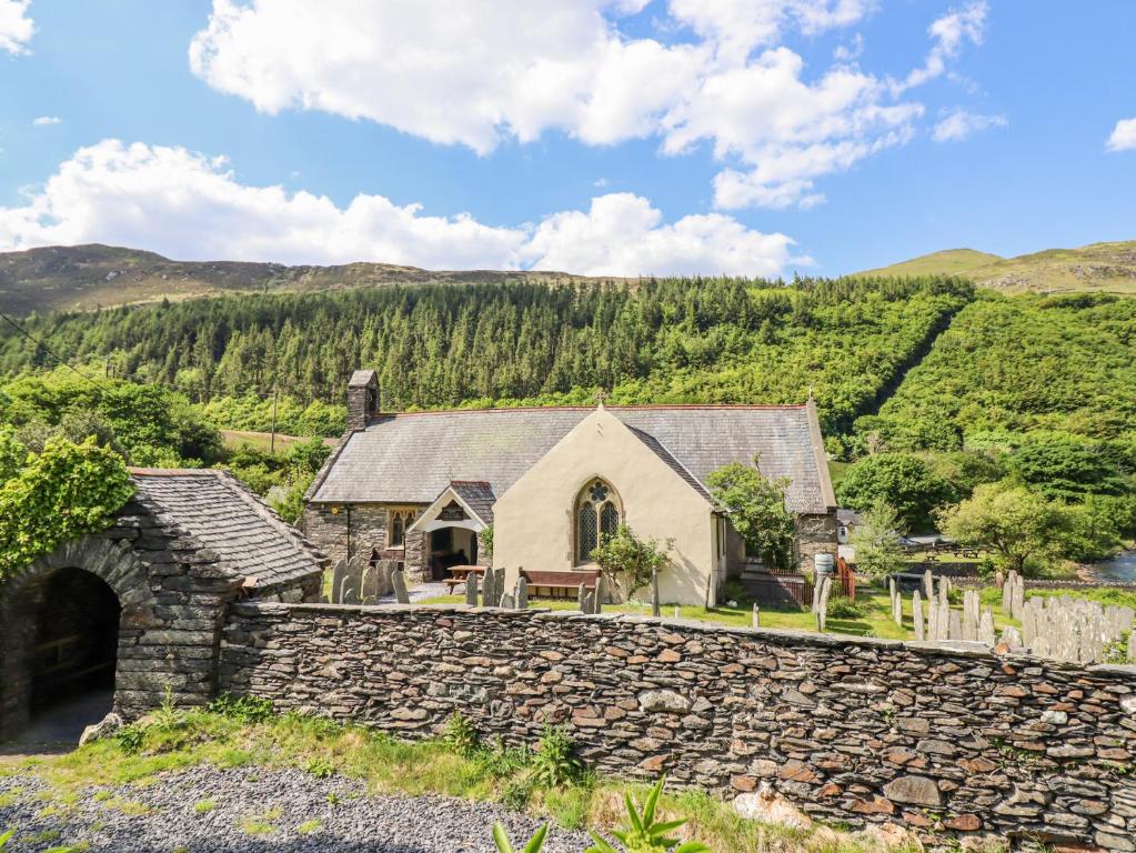 St Mary's, Tal-y-llyn