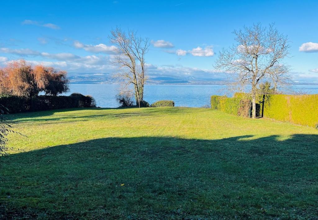 Appartement tout confort pieds dans l'eau avec vue imprenable , pause nature, Anthy