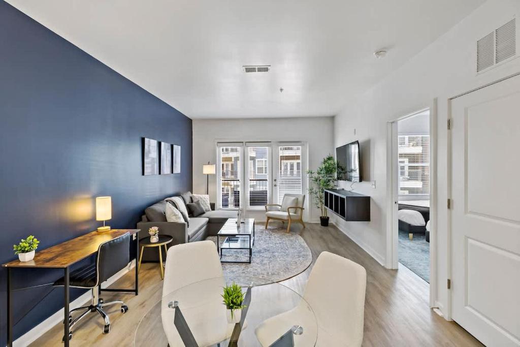 Beautiful 1BD - 5Min DT, Gym, Parking, W-D - Sleeps 6, Charlotte