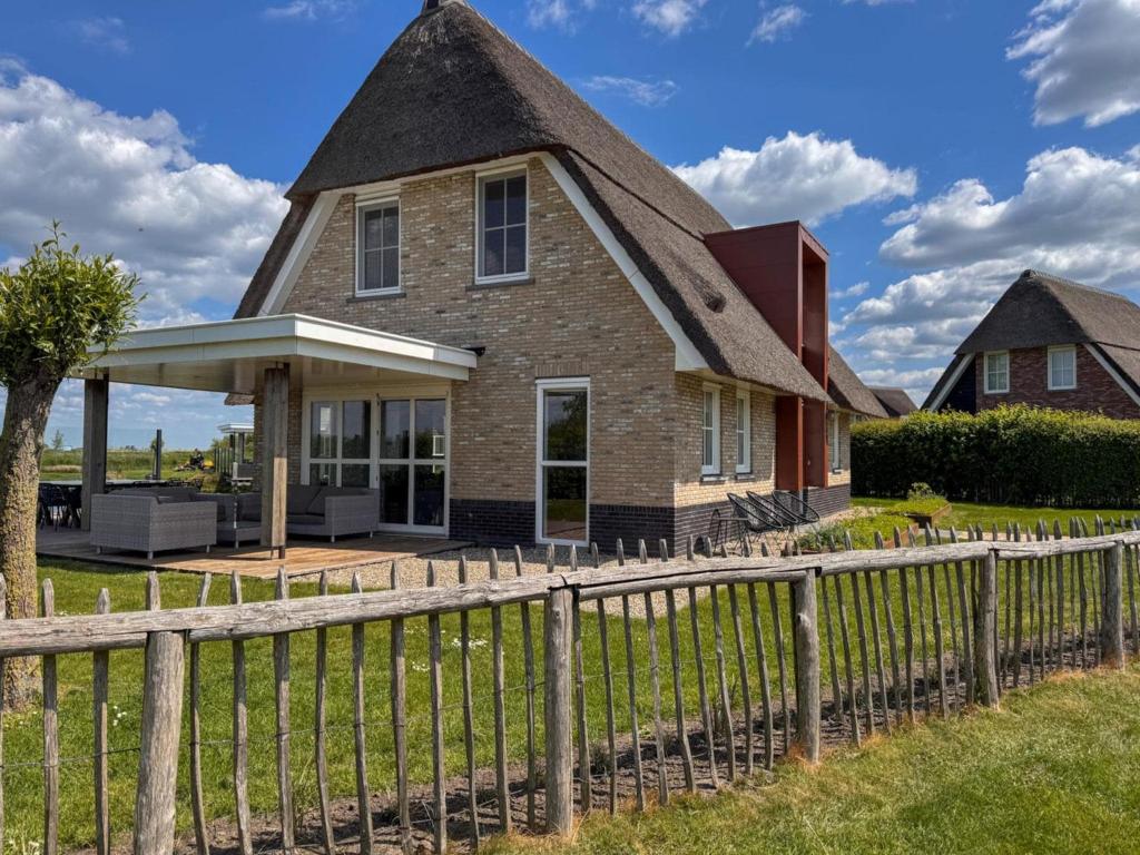 Villa by Tjeukemeer with Sauna & Whirlpool, Delfstrahuizen