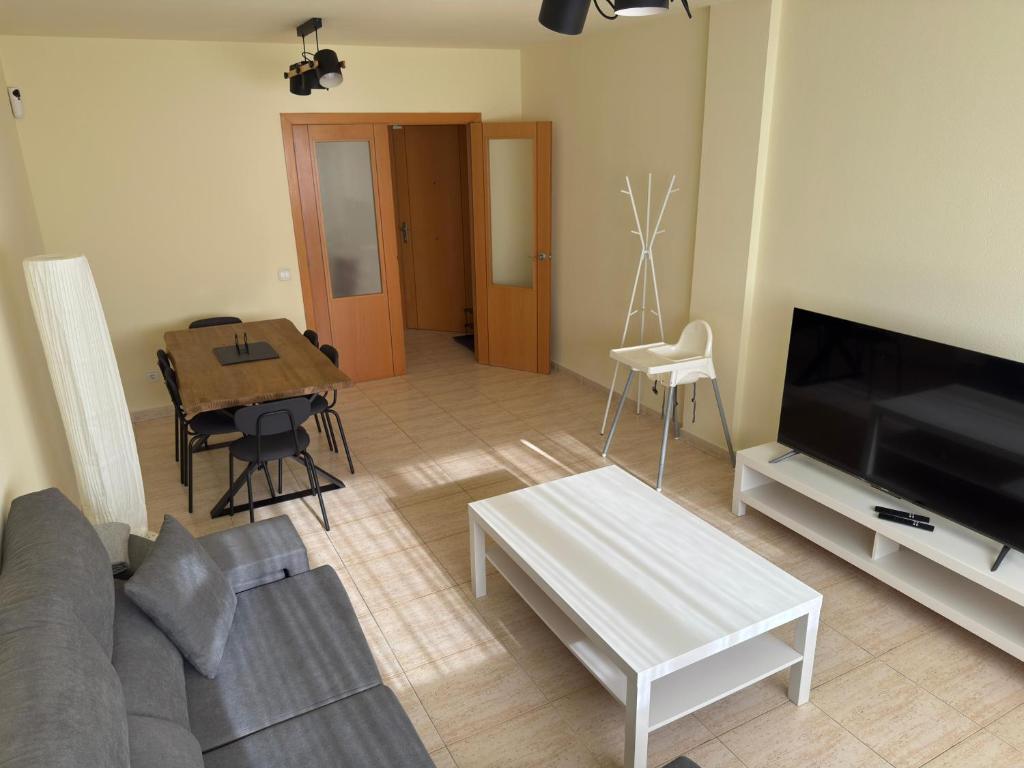 COZY MODERN 3 Bedroom Apartment - 4