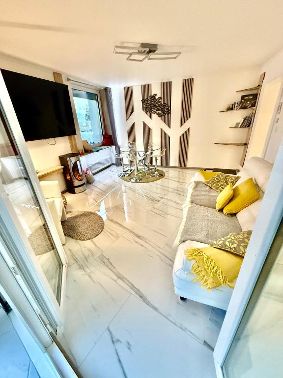 13 Lake View, Family central modern app - 5