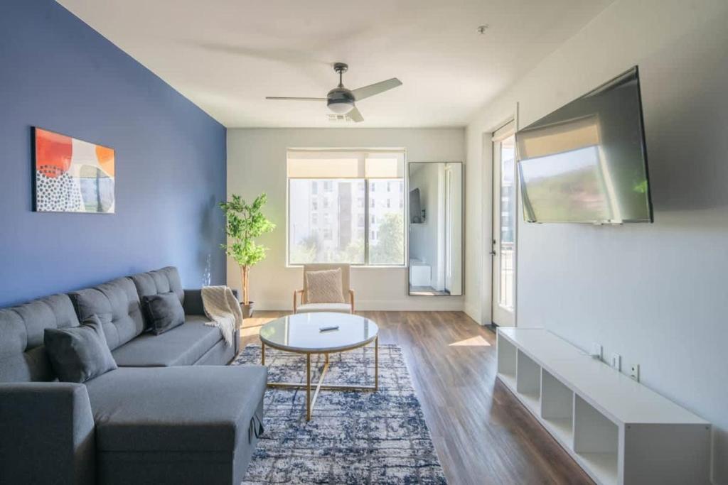 Chic 1BD - Pool, Gym, Parking, W-D - Sleeps 4, Tempe