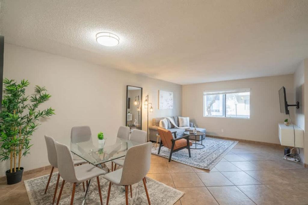 Spacious 2BD - Parking, Gym, Pool - Sleep 8 - 5Min Casino, Scottsdale