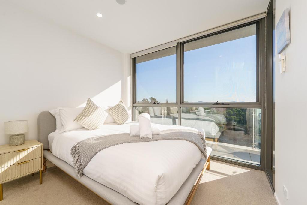 Top-Floor Apartment Near Shops and Aboretum views - Hosted by Canstay, Phillip