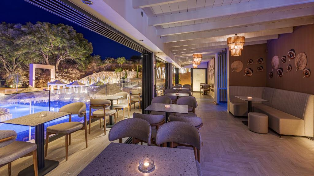 Restaurant, The "L" Suites & Apartments in Kefalonia