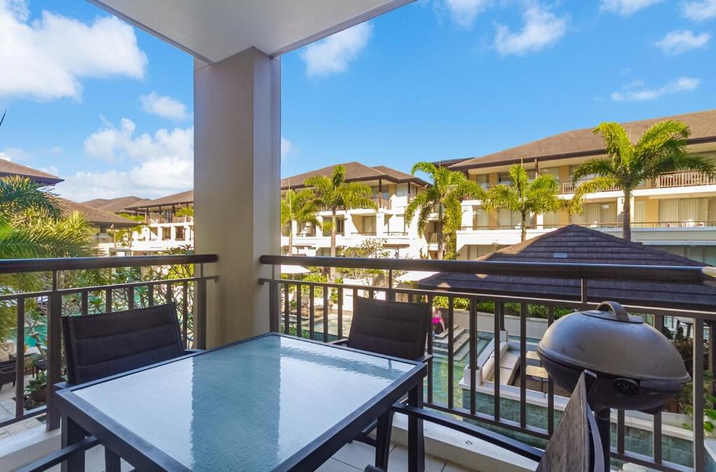 228 Santai- Pool View Studio Apartment by uHoliday, Casuarina