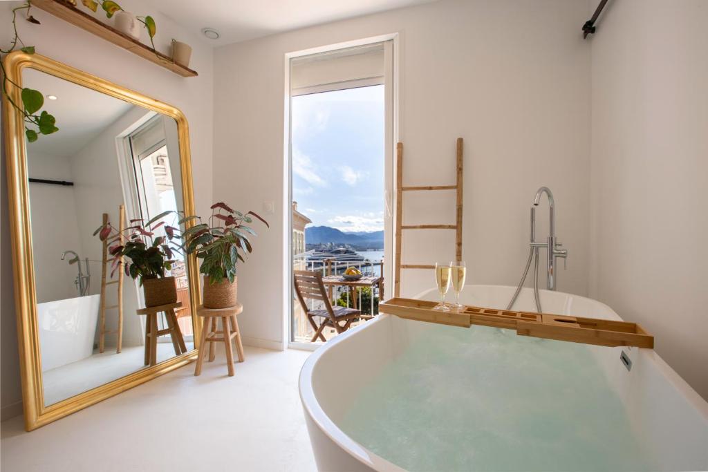 Sublime, hyper-centre d'Ajaccio, avec Spa, Sauna, Vue mer & Plage à 3min, Ajaccio