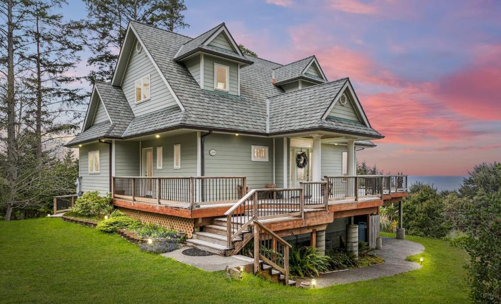 Epic ocean views at this private retreat just minutes from the beach, Gold Beach