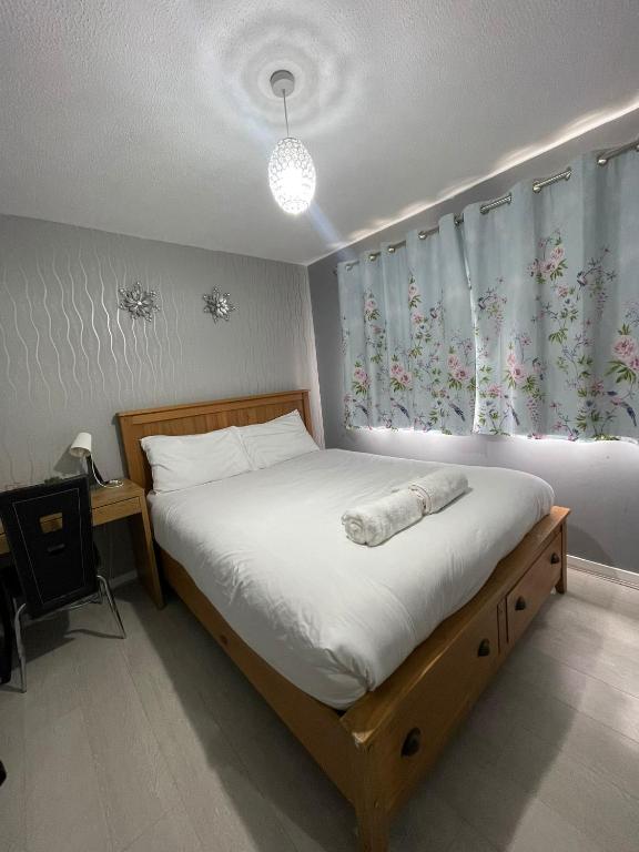 Chic 2 Bed Apartment with Free Parking- Recently Redecorated, 10 Minutes to City Centre, Edinburgh