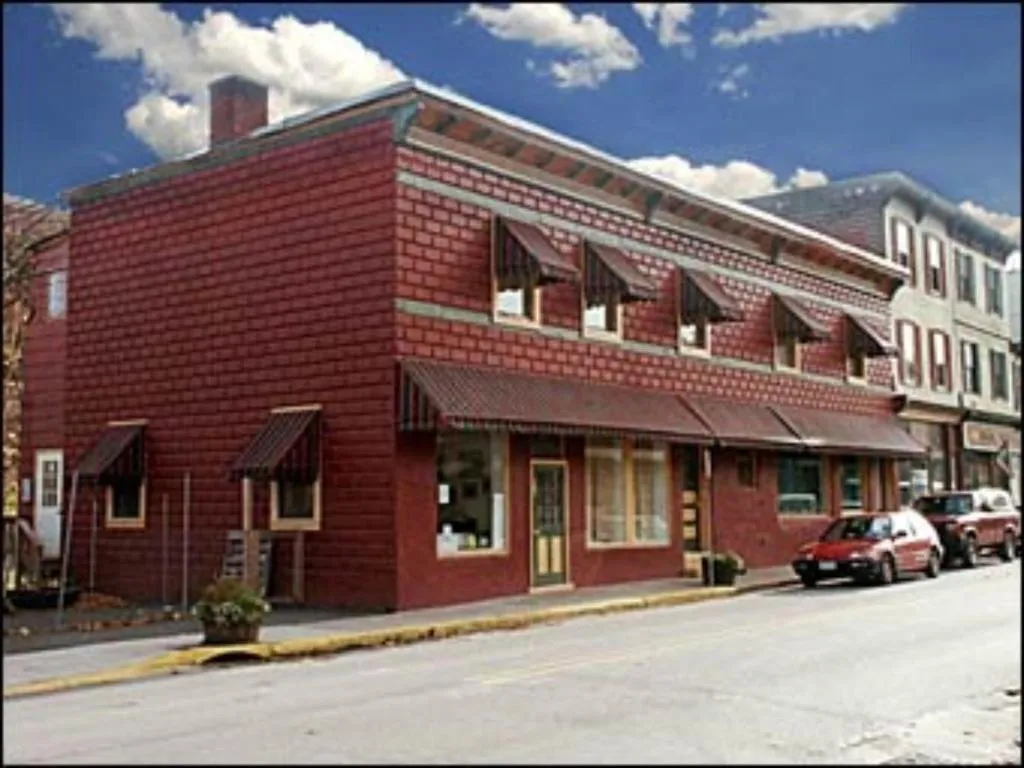 麦恩套房酒店，位于Margaretville的酒店