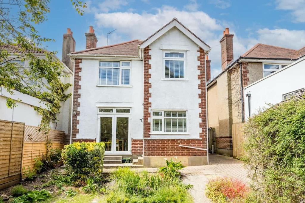 Primrose - Refurbished Family Home, With Rear Garden, Poole
