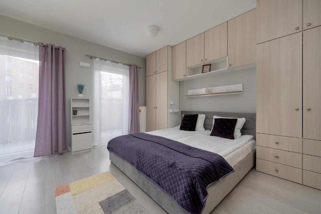 Charming Studio with Balcony in Wrocław's Nadodrze by Noclegi Renters, Vratislav