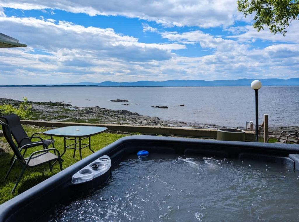 Chalet Loft #4 Waterfront with Spa Fireplace and Wifi, Cap-Saint-Ignace