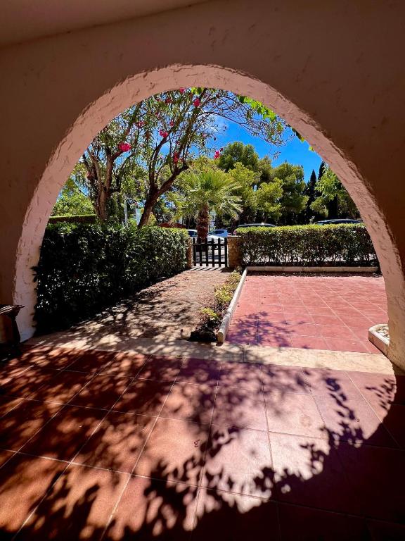 Apartamento con jardin individual y piscina - 1