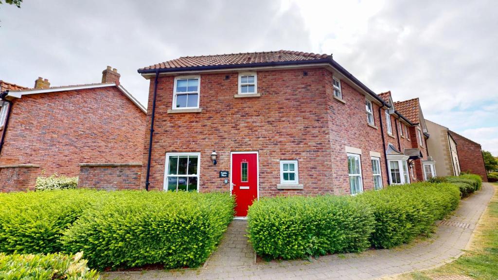 Pebble Place, sleeps 6, 1 small dog welcome, Filey