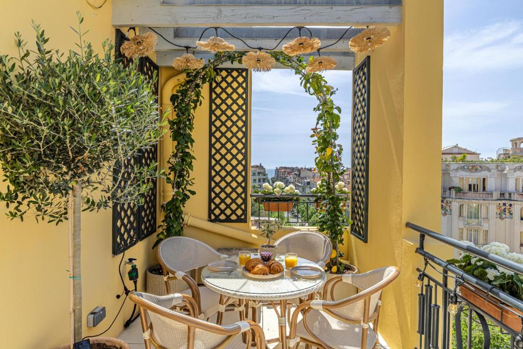 Luxurious penthouse, 2 bedroom suites, 3 spacious terraces, gorgeous views of mountains and sea, - 2