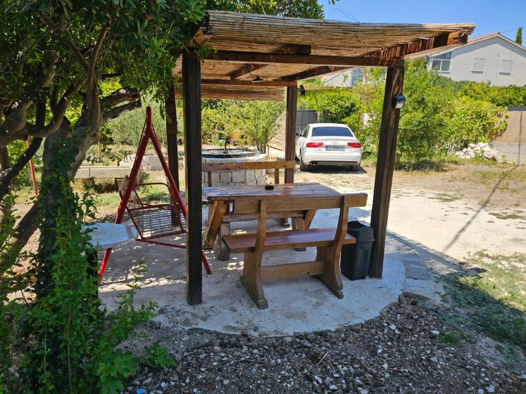 Apartment Antonio, on the seafront with garden, Kaštela