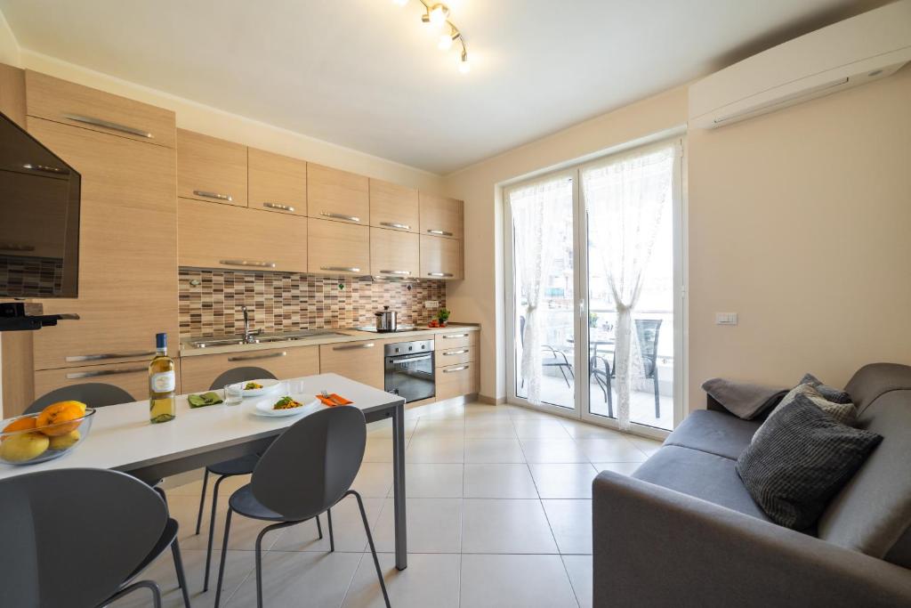 Sirio - bilocale comodo a 200 m dal mare e con piscina sul tetto, Borghetto Santo Spirito