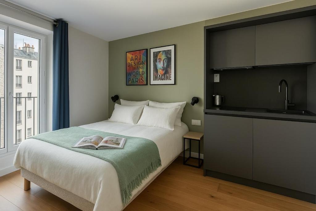 Paris Studio with view of Montmartre - 4