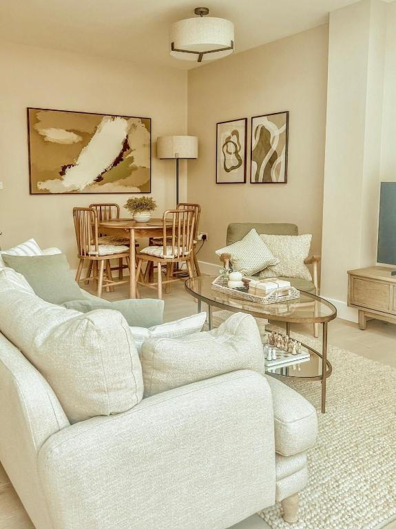 Stylish 3BD Townhouse in Central Winchester, Winchester