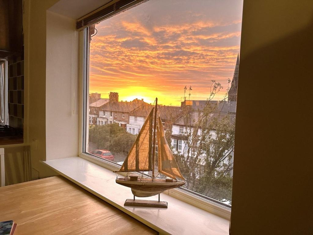 Bright Seaside Apartment with Stunning River Views, New Brighton