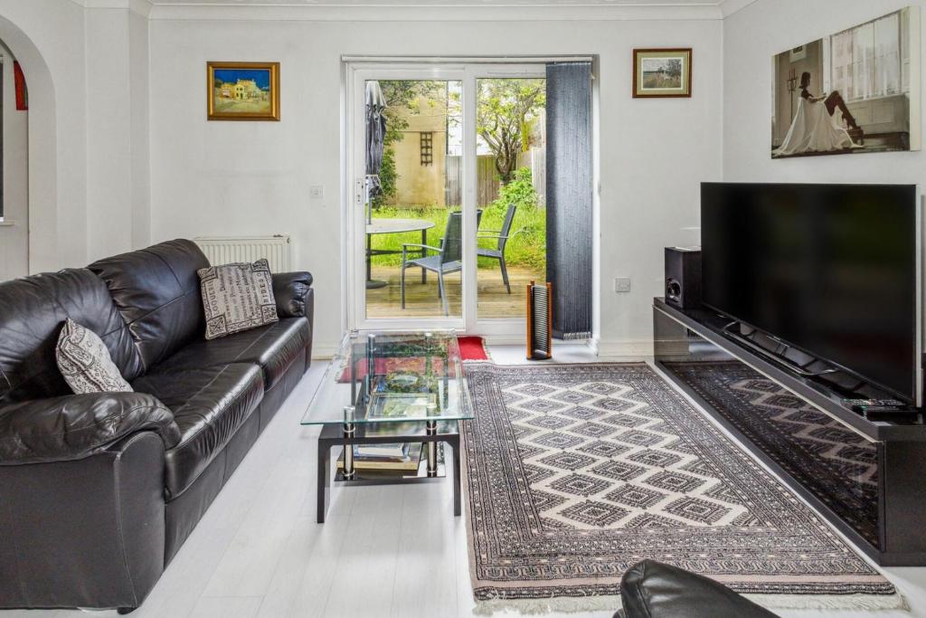 Urban Oasis - Modern 2B/2B Retreat Near Nature, Enfield Lock